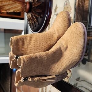 GUESS BOOTIES